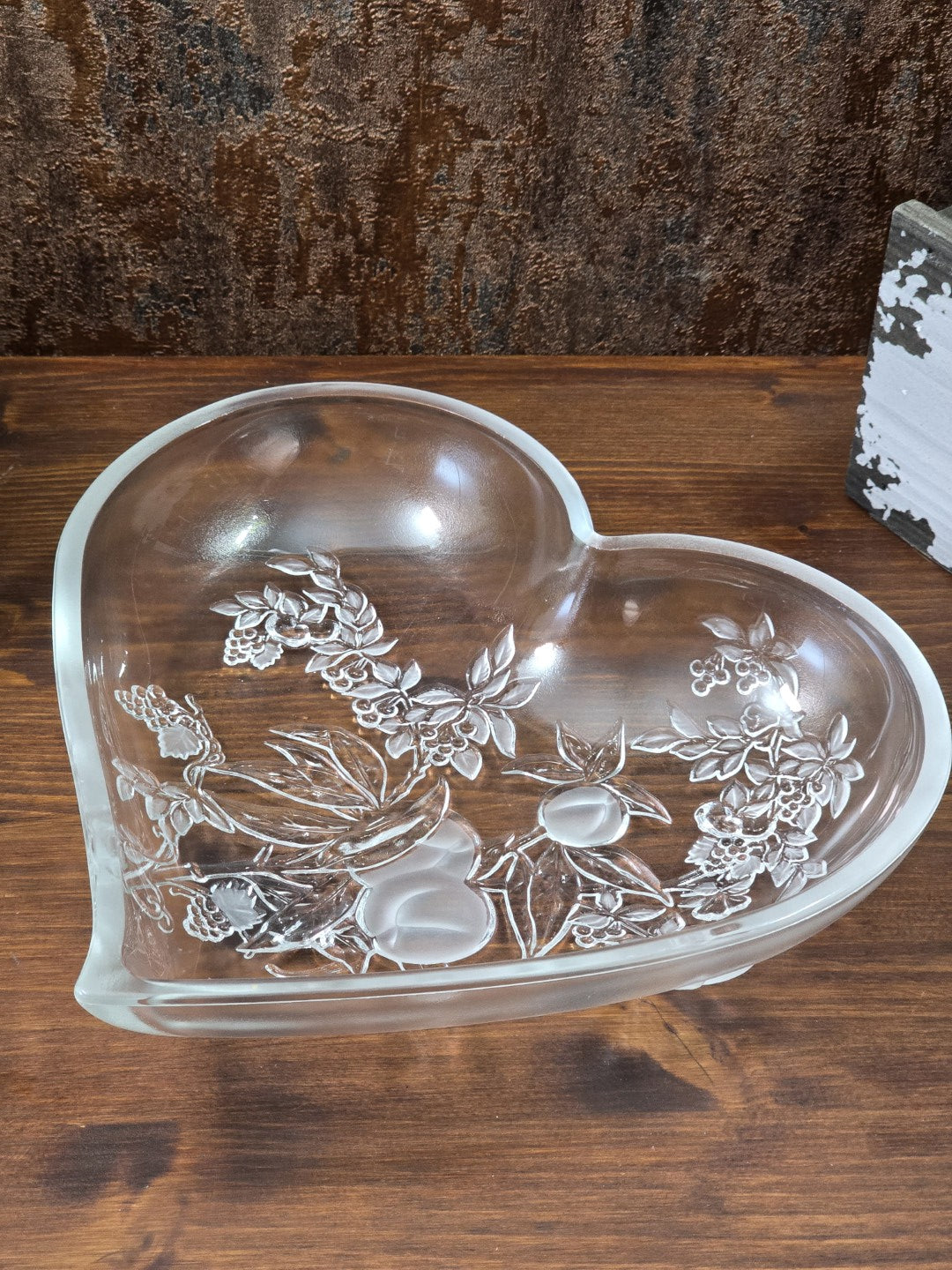 Vintage Glasschale in Herzform mit Weinrebenrelief, satiniertem Rand und transparentem Glas von oben fotografiert