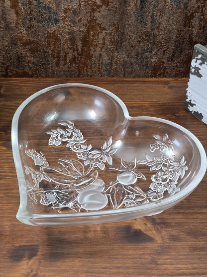 Vintage Glasschale in Herzform mit Weinrebenrelief, satiniertem Rand und transparentem Glas von oben fotografiert
