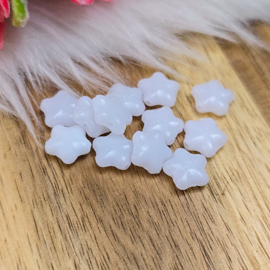 12 böhmische Sternperlen aus Glas in opak Weiß – 8x9 mm – für DIY-Schmuck wie Ketten, Armbänder oder Ohrhänger. Ideal für kreative Schmuckdesigner mit Liebe zum Detail!