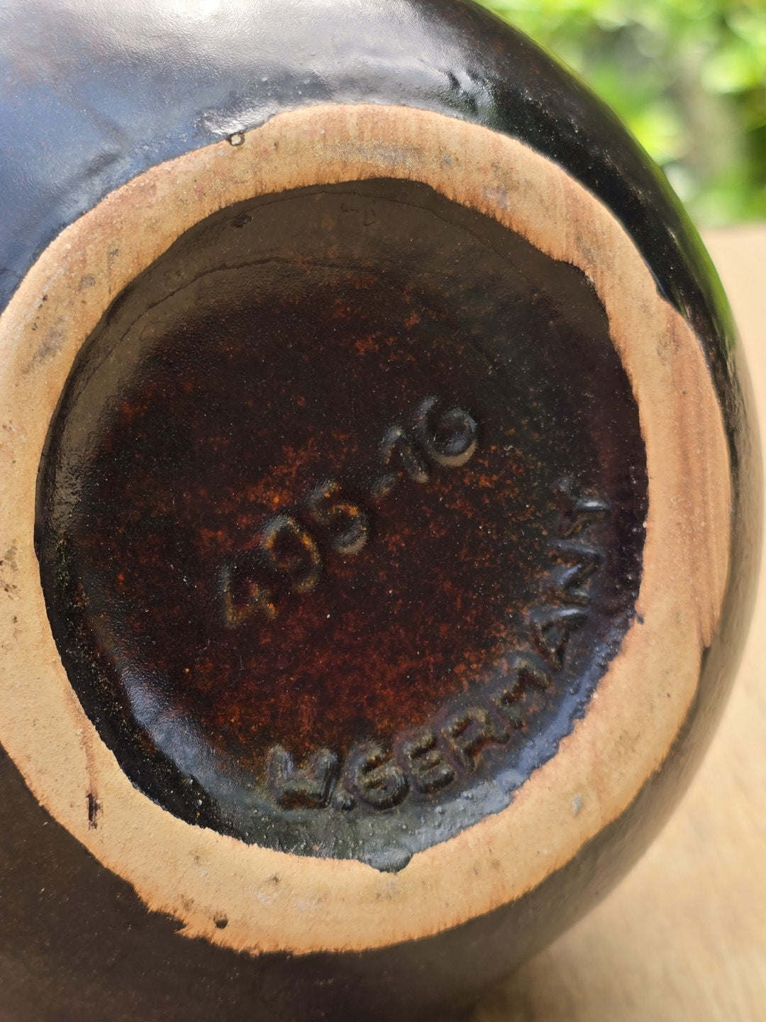 Nahaufnahme der Bodenprägung 495-16 W. Germany an einer Vintage West Germany Keramikvase