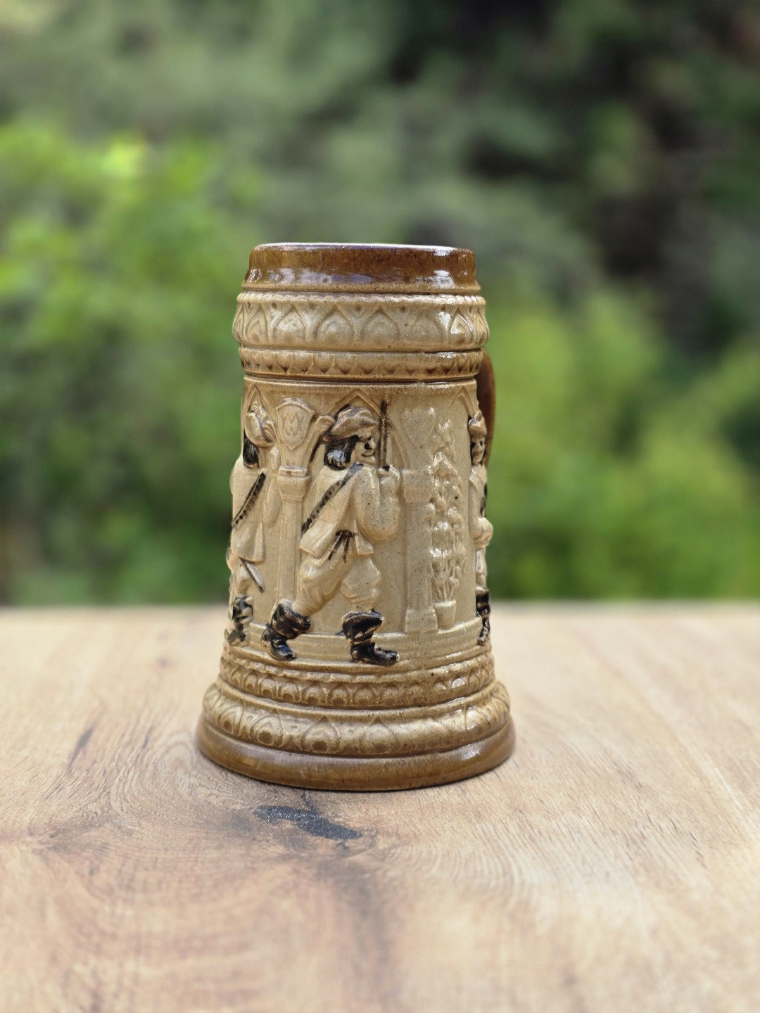 Westerwald Bierseidel mit braun-beiger Glasur, Landsknecht Figur im Relief, Tatzenkreuz auf der Brust und kleinem Chip am Standfuß.