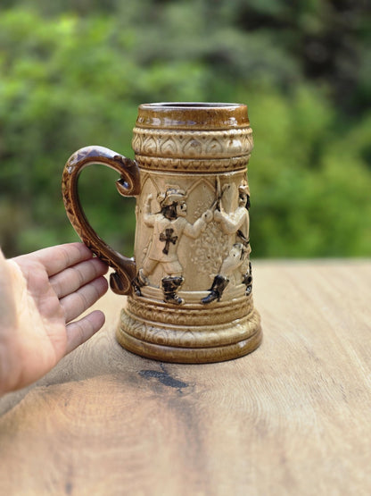 Rustikales Bierseidel aus Westerwälder Keramik mit Landsknecht Relief, Tatzenkreuz, geschwungenem Henkel und dokumentierter Chipstelle am Standring.