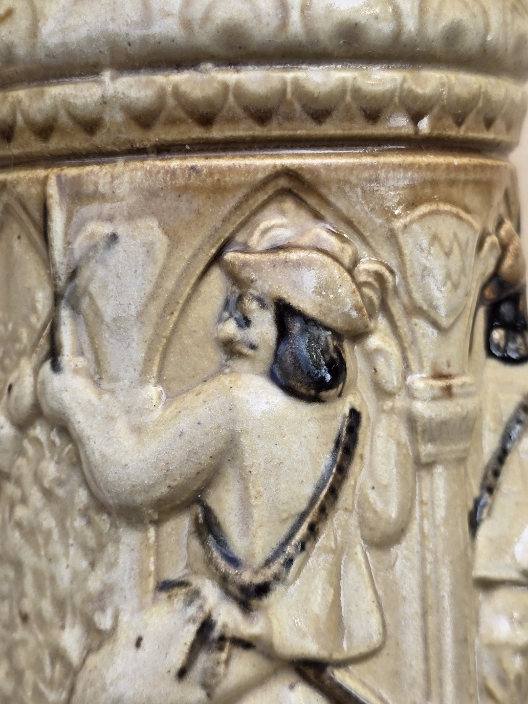 Westerwälder Keramik-Bierseidel mit Landsknecht Motiv, Tatzenkreuz Detail, braun-beiger Glasur und kleiner Chipstelle am unteren Standring.