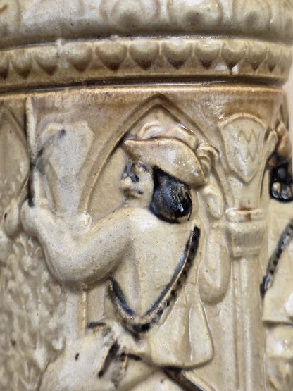 Westerwälder Keramik-Bierseidel mit Landsknecht Motiv, Tatzenkreuz Detail, braun-beiger Glasur und kleiner Chipstelle am unteren Standring.