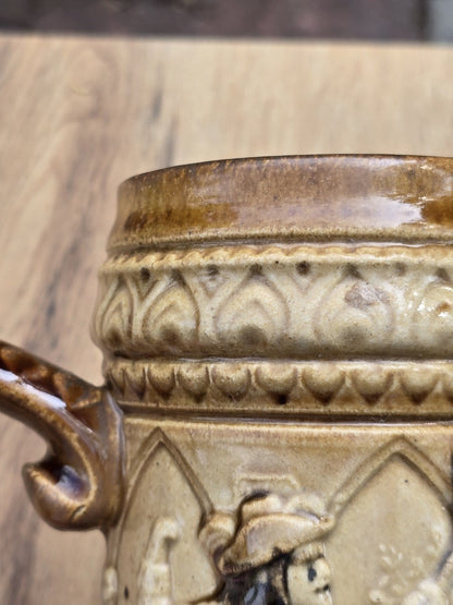 Vintage Bierseidel aus dem Westerwald mit Landsknecht Relief, Tatzenkreuz auf der Figur, geschwungenem Henkel und sichtbarer Chipstelle am Standring.