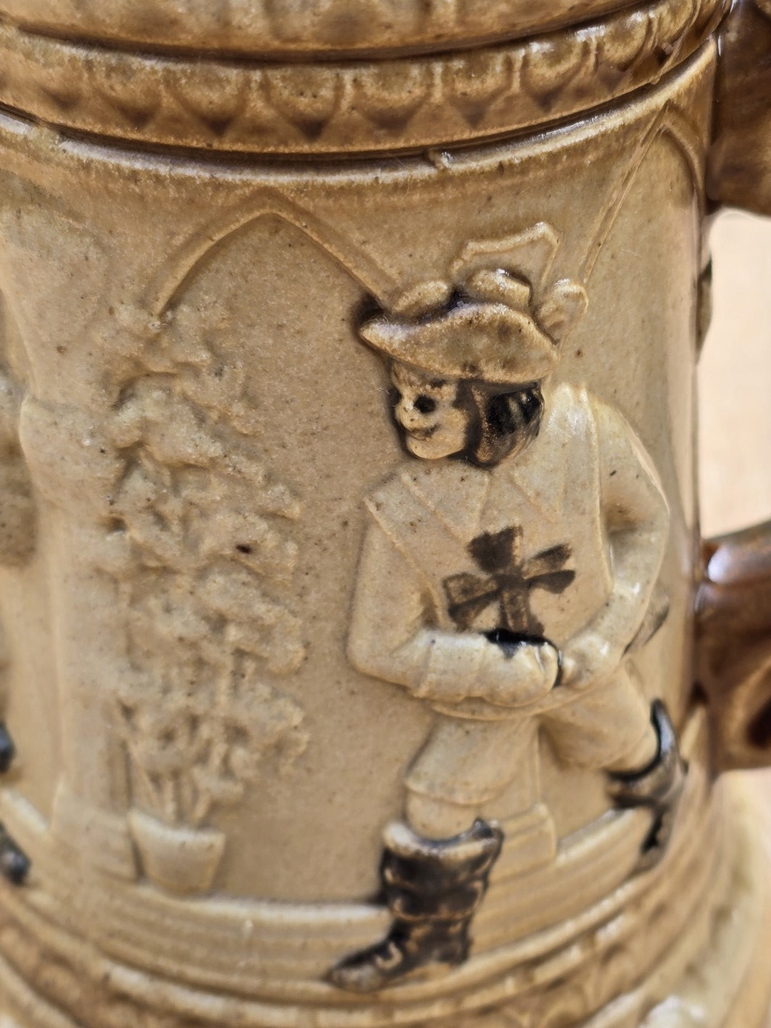 Vintage Keramik Bierseidel aus dem Westerwald mit Landsknecht Relief, Tatzenkreuz, geschwungenem Henkel und kleiner Beschädigung am Standring.