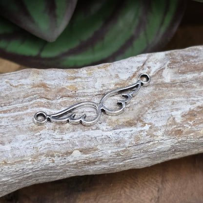 2 zarte Engelsflügel-Verbinder in antik Silber – perfekt für Armbänder, Ketten & DIY-Schmuck mit Bedeutung. Leicht & romantisch – ein Must-have für kreative Projekte.