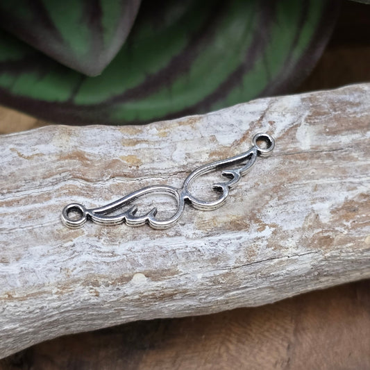 2 zarte Engelsflügel-Verbinder in antik Silber – perfekt für Armbänder, Ketten & DIY-Schmuck mit Bedeutung. Leicht & romantisch – ein Must-have für kreative Projekte.