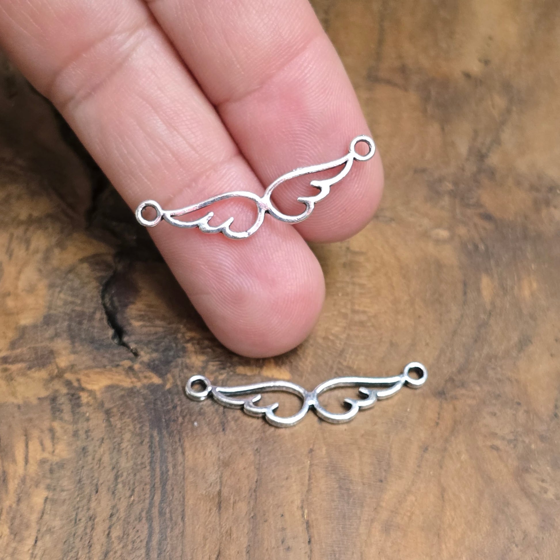 2 zarte Engelsflügel-Verbinder in antik Silber – perfekt für Armbänder, Ketten & DIY-Schmuck mit Bedeutung. Leicht & romantisch – ein Must-have für kreative Projekte.