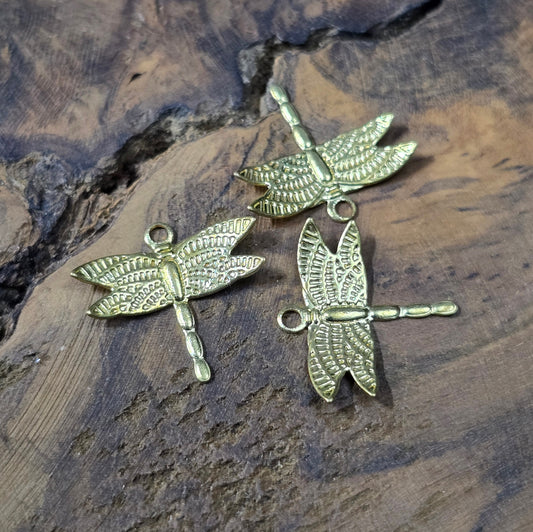 3 zarte Libellen-Anhänger aus vergoldetem Messing, 13x14mm. Filigrane, leichte Charms für Ohrringe, Armbänder und Ketten. Glänzend, elegant, vielseitig einsetzbar.