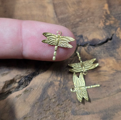 3 zarte Libellen-Anhänger aus vergoldetem Messing, 13x14mm. Filigrane, leichte Charms für Ohrringe, Armbänder und Ketten. Glänzend, elegant, vielseitig einsetzbar.
