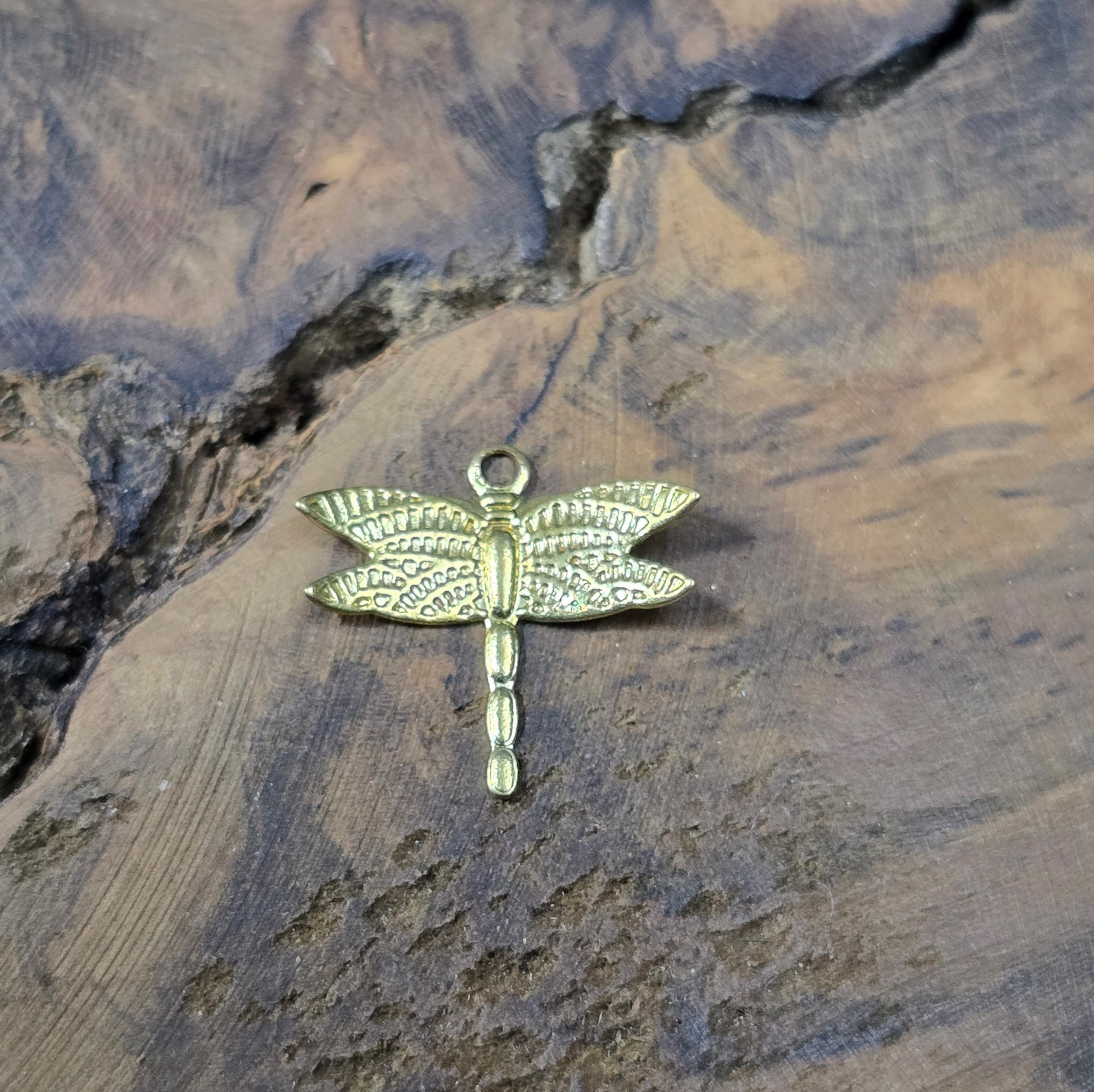 3 zarte Libellen-Anhänger aus vergoldetem Messing, 13x14mm. Filigrane, leichte Charms für Ohrringe, Armbänder und Ketten. Glänzend, elegant, vielseitig einsetzbar.