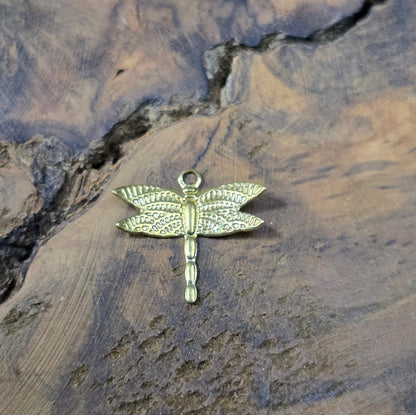 3 zarte Libellen-Anhänger aus vergoldetem Messing, 13x14mm. Filigrane, leichte Charms für Ohrringe, Armbänder und Ketten. Glänzend, elegant, vielseitig einsetzbar.