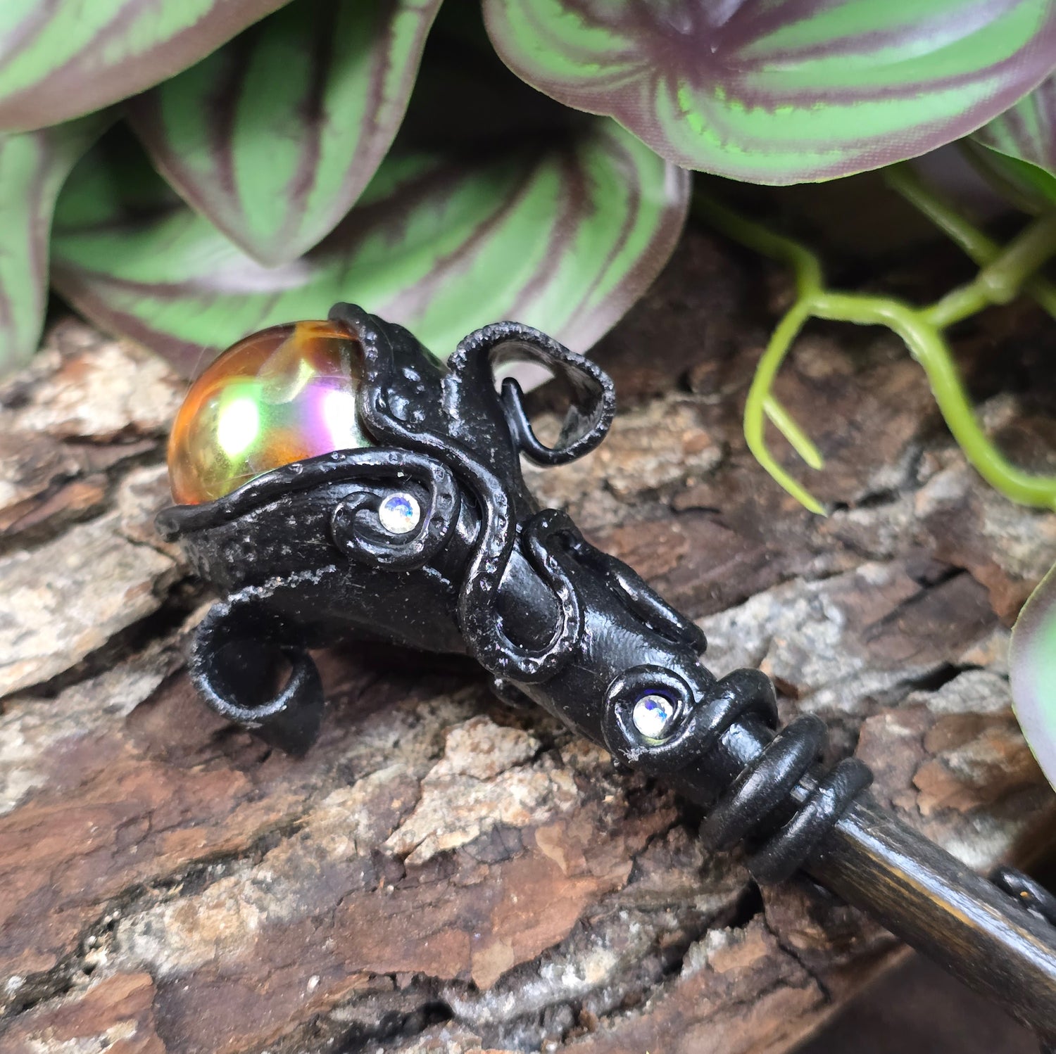 Hochwertiger handgefertigter Zauberstab mit großer Kugel – perfekt für Fantasy-Deko, Rituale oder Cosplay. Ein einzigartiges Accessoire für deine Sammlung.