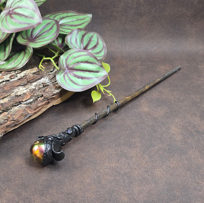 Hochwertiger handgefertigter Zauberstab mit großer Kugel – perfekt für Fantasy-Deko, Rituale oder Cosplay. Ein einzigartiges Accessoire für deine Sammlung.