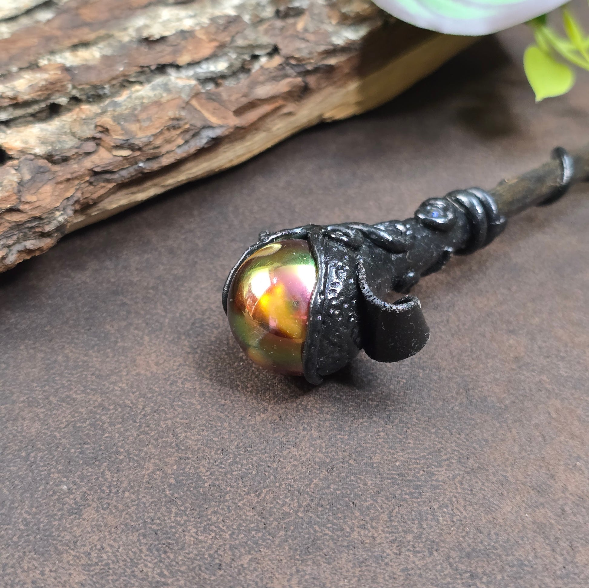 Hochwertiger handgefertigter Zauberstab mit großer Kugel – perfekt für Fantasy-Deko, Rituale oder Cosplay. Ein einzigartiges Accessoire für deine Sammlung.