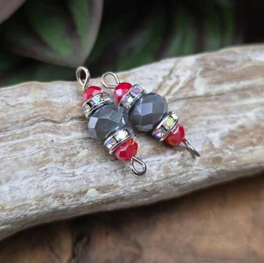 2 handgefertigte Verbinder – Kristallglas & Strass in Grau/Rot – 24x8mm – Perfekt für stilvolle DIY-Ketten, Armbänder & Vintage-Schmuckstücke.