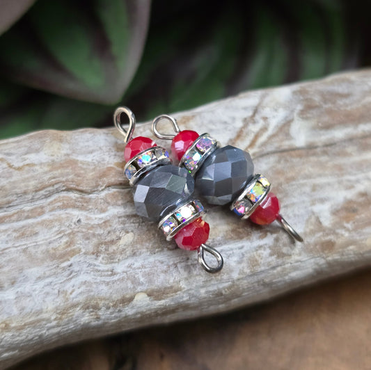 2 handgefertigte Verbinder – Kristallglas & Strass in Grau/Rot – 24x8mm – Perfekt für stilvolle DIY-Ketten, Armbänder & Vintage-Schmuckstücke.