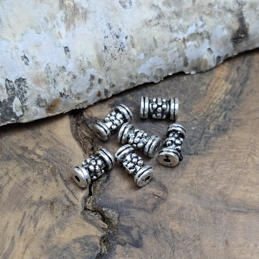 12 Ethno Metallperlen Tube, Walze, 7x3mm, antik silberfarbig

Setze eindrucksvolle Akzente in deinen Schmuckkreationen mit diesen 12 kleinen, walzenförmigen Metallperlen, die mit einem ansprechenden Ethno-Muster versehen sind.