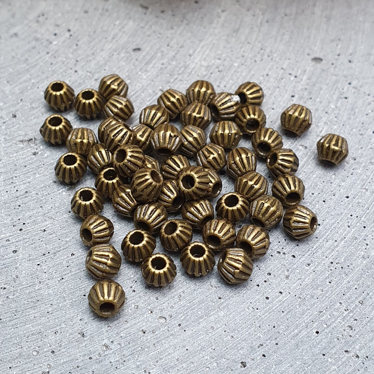 50 Metallperlen, gerillte Bicones 3,6mm antik gold- oder bronzefarbig