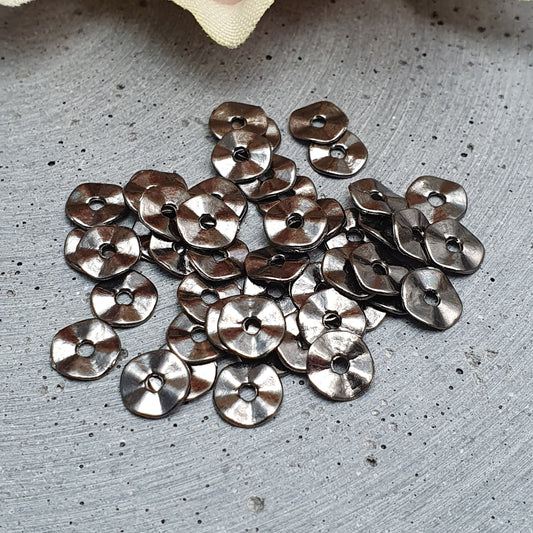 50 Metallperlen, Washer gewellt, ø7mm Gunmetal black