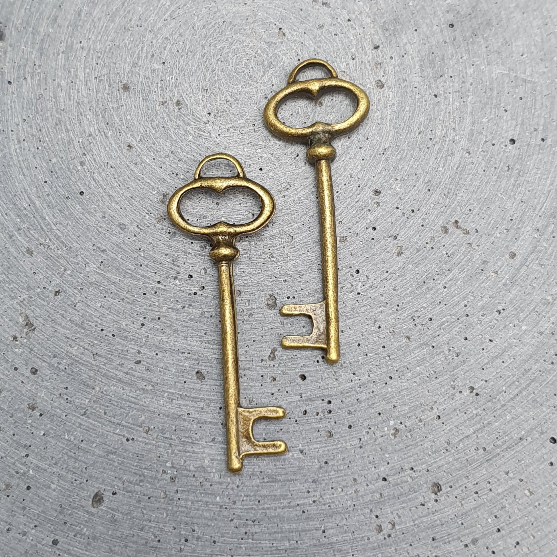 2 Anhänger, Charms, Nostalgischer Schlüssel, 40mm antik bronzefarbig