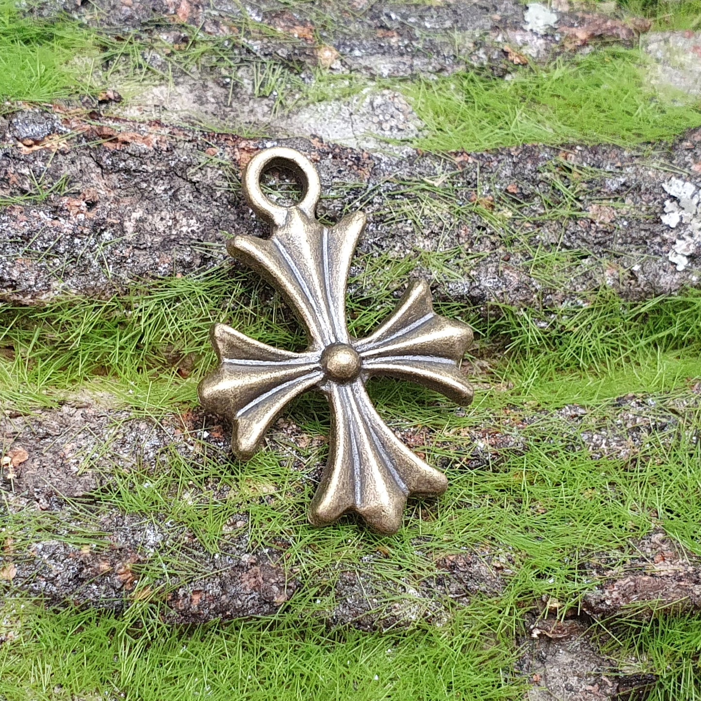2 Anhänger gotisches Kreuz, 27mm, antik bronzefarbig