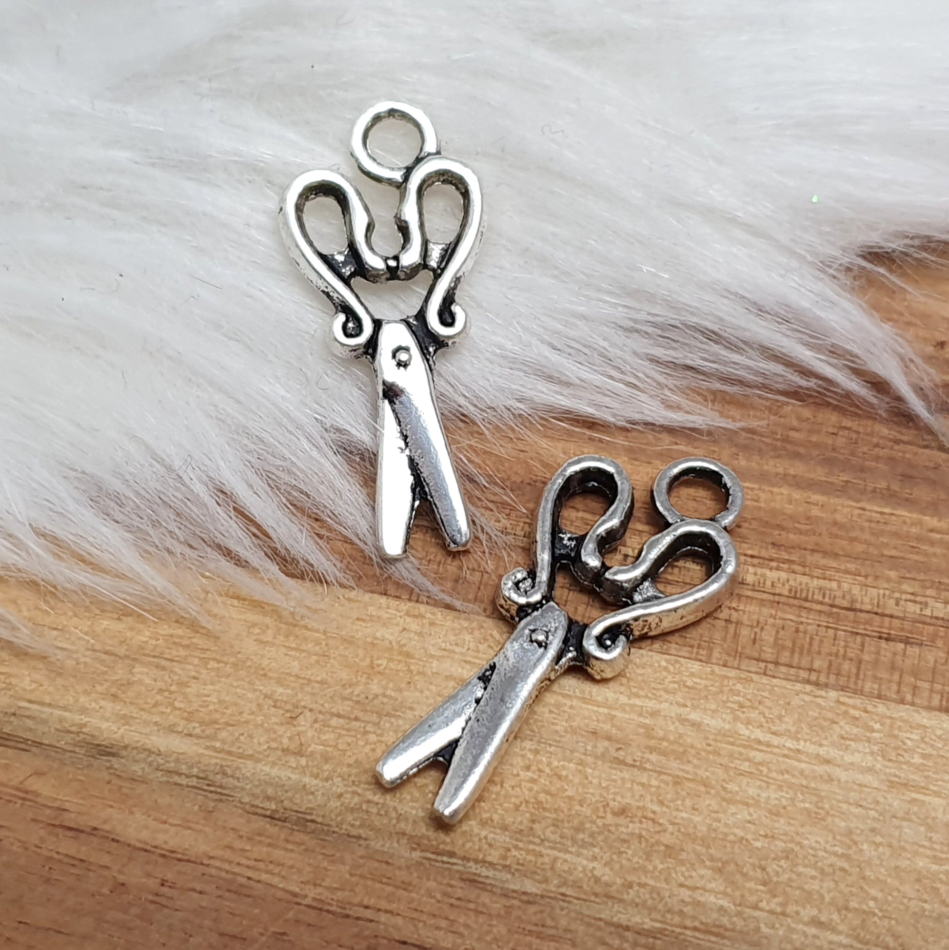 2 Charms, Anhänger Schere, 28mm, antik silberfarbig