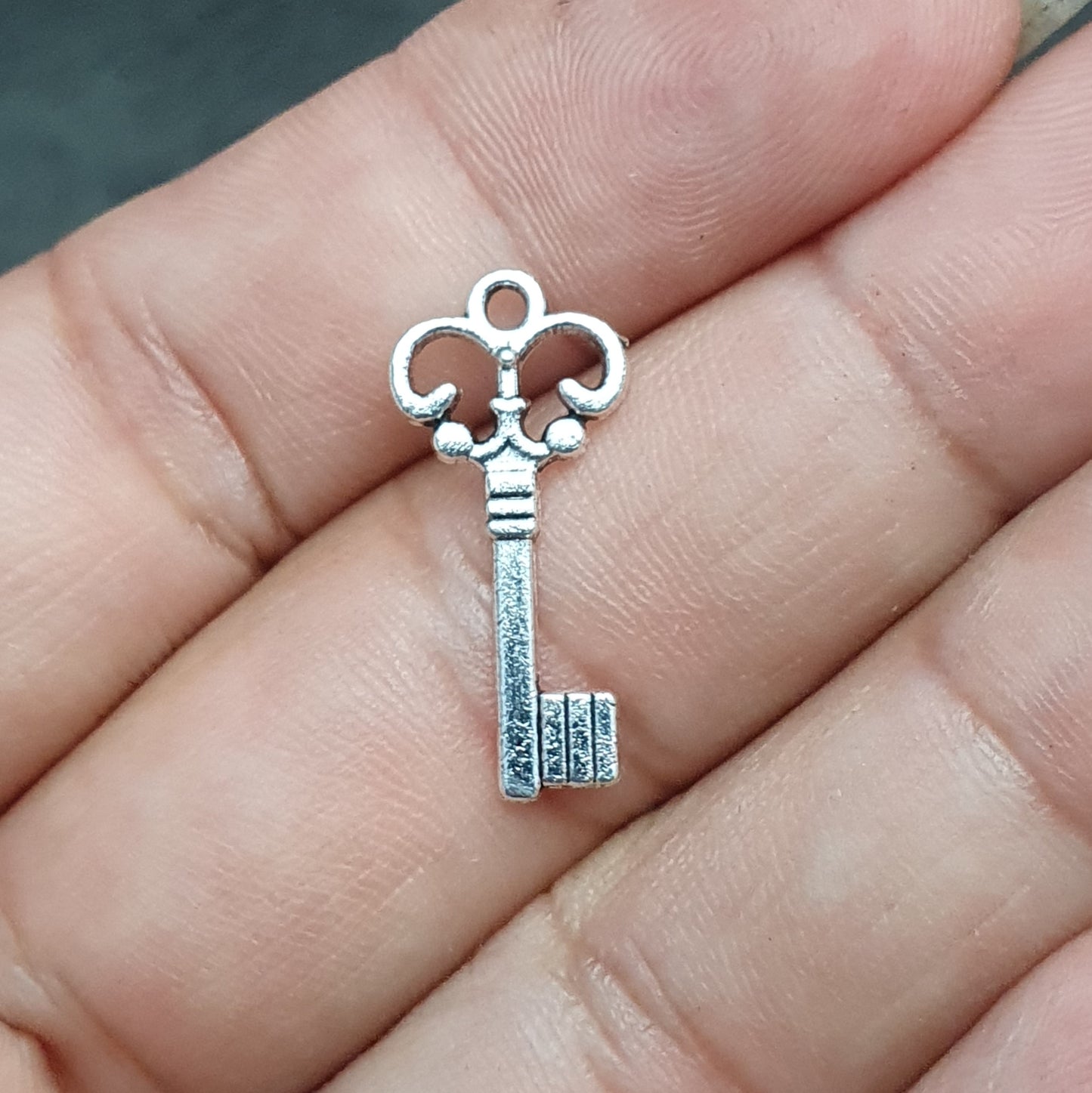 5 kleine Anhänger Schlüssel, 21mm, antik silberfarbig
