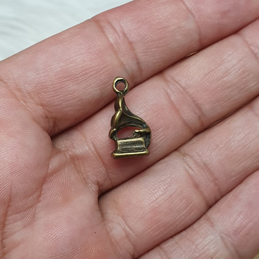 4 kleine 3D Anhänger Grammophon in antik bronzefarbig, 17mm