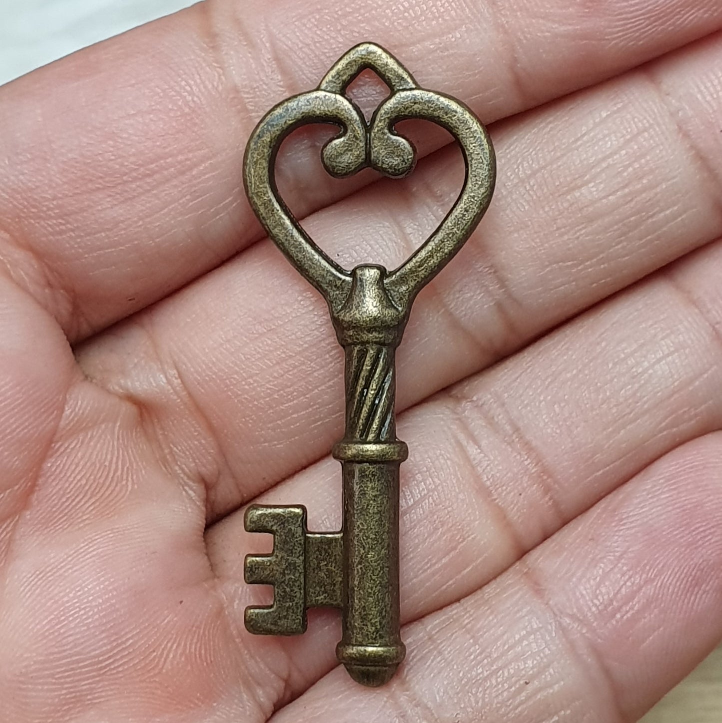 1x Anhänger Schlüssel, antik bronzefarbig, 46mm