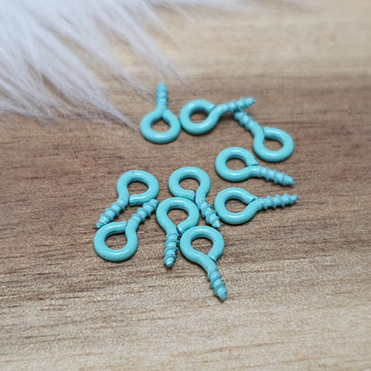Das Bild zeigt ein Set von 10 farbig lackierten Schraubösen in verschiedenen lebhaften Farben, darunter Hellblau, Grün, Rot, Aqua, Weiß und Rosa. Jede Schrauböse hat die Abmessungen von ca. 8x4mm und ist sorgfältig gestaltet, um eine einfache Anwendung zu ermöglichen. Die Schraubösen sind ideal für das Einschrauben in Materialien wie Holz, Resin oder Acryl, um individuelle Anhänger zu kreieren. Die glänzende Oberfläche der Schraubösen sorgt für einen attraktiven Look, der jedem kreativen Projekt einen farbe