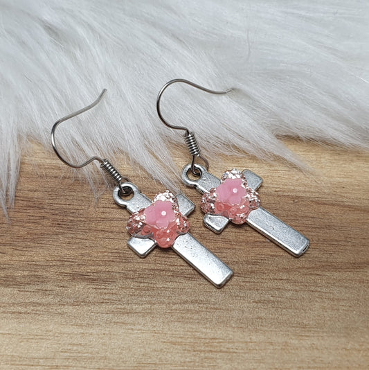 Ohrhänger Kreuz mit rosa Schmetterling
