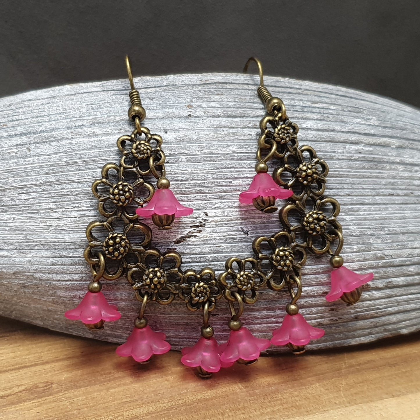 Ohrhänger Gipsy, mit Kranz und Blüten, Pink, antik bronzefarbig