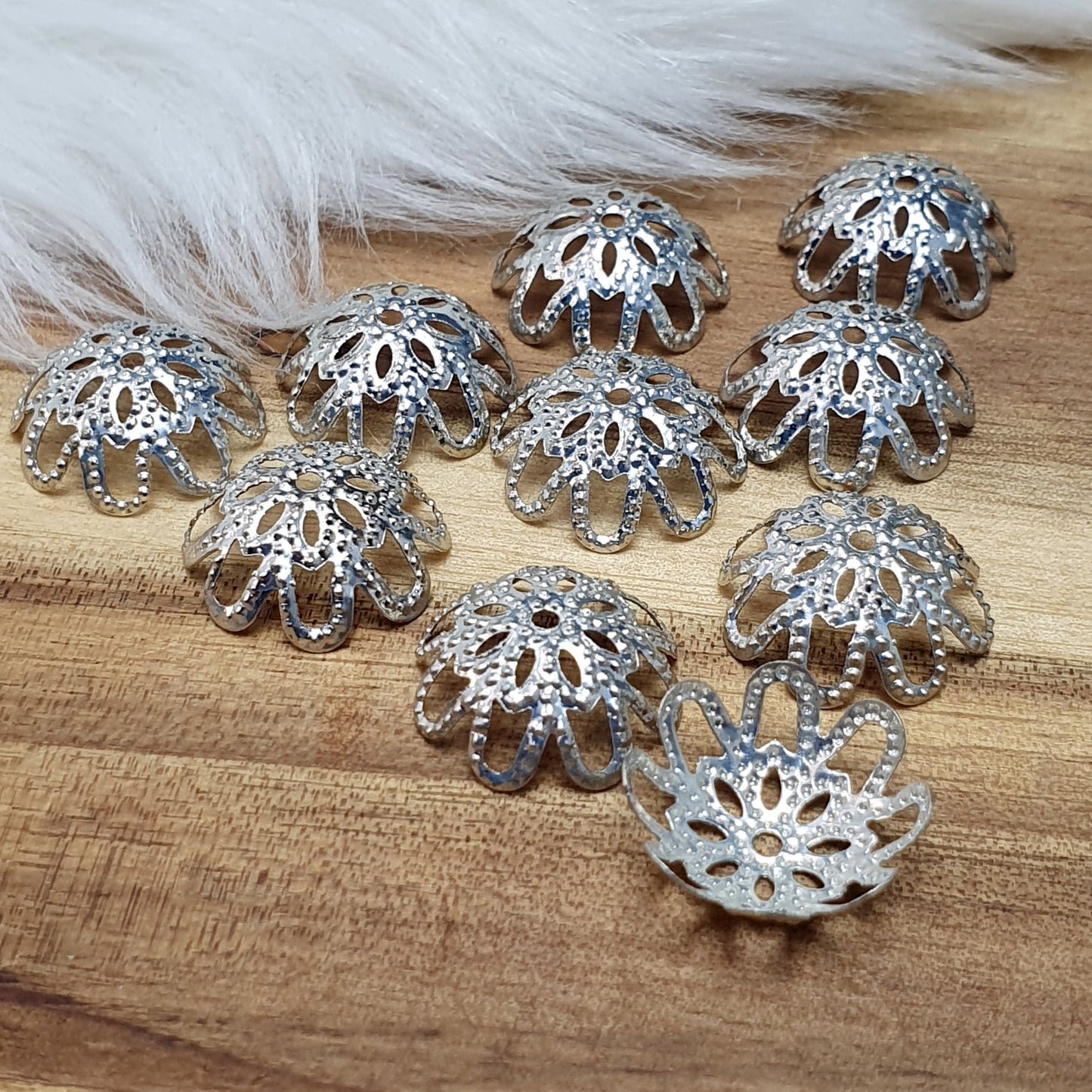 20 filigrane Perlenkappen, Blume, 15mm, platinfarbig