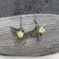 Ohrhänger, Libelle und grüne Blume an Haken aus Edelstahl