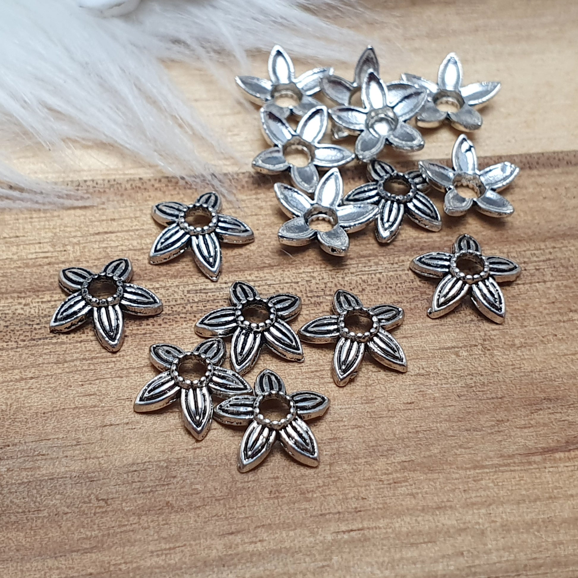 15 Perlenkappen Blume, 7,5mm, antik silberfarbig
