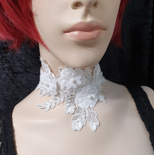 Choker weiß, Samt, mit Blumenapplikation