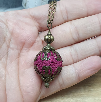 Anhängerkette mit großer, pinker Lavakugel im Shabby-Chic Design