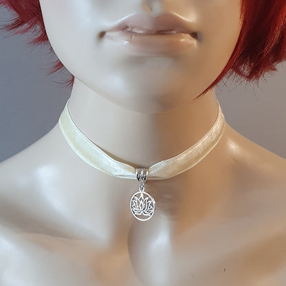 Choker pastellgelber Samt, Lotusblüte, Yoga, Reiki, Chakra