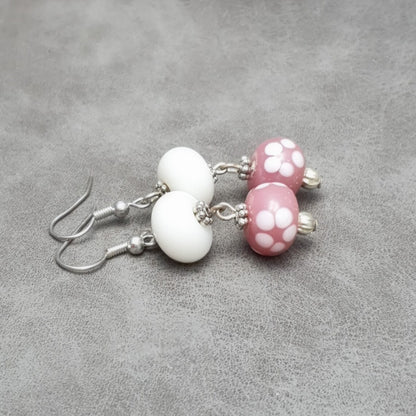 Ohrringe, Ohrhänger,Lampwork Beads, Weiss, Altrosa, silberfarbig