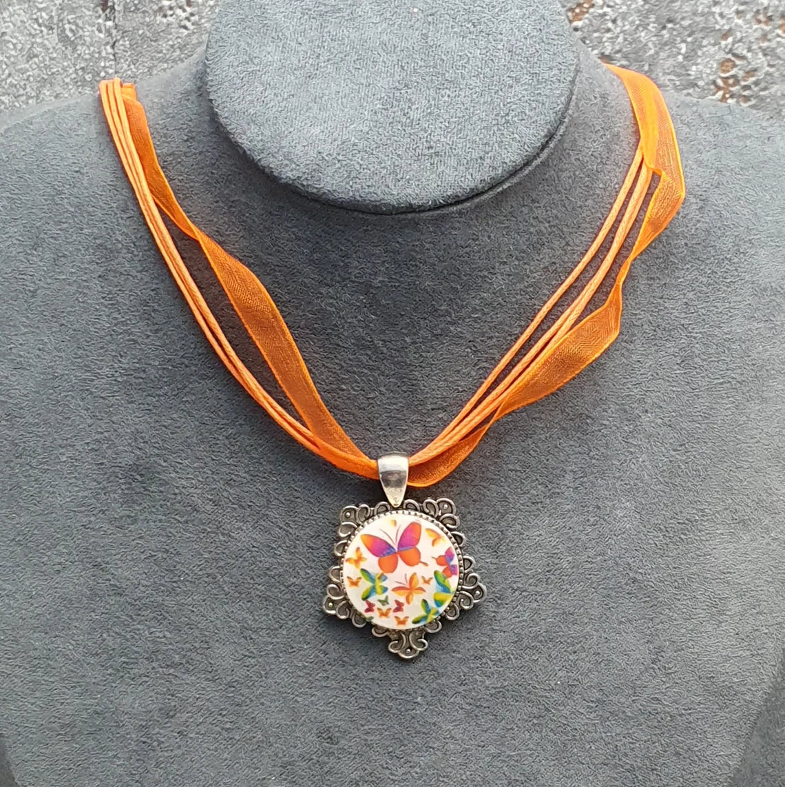 Kette Organza Orange mit Anhänger Schmetterlinge Frühlingsgruß