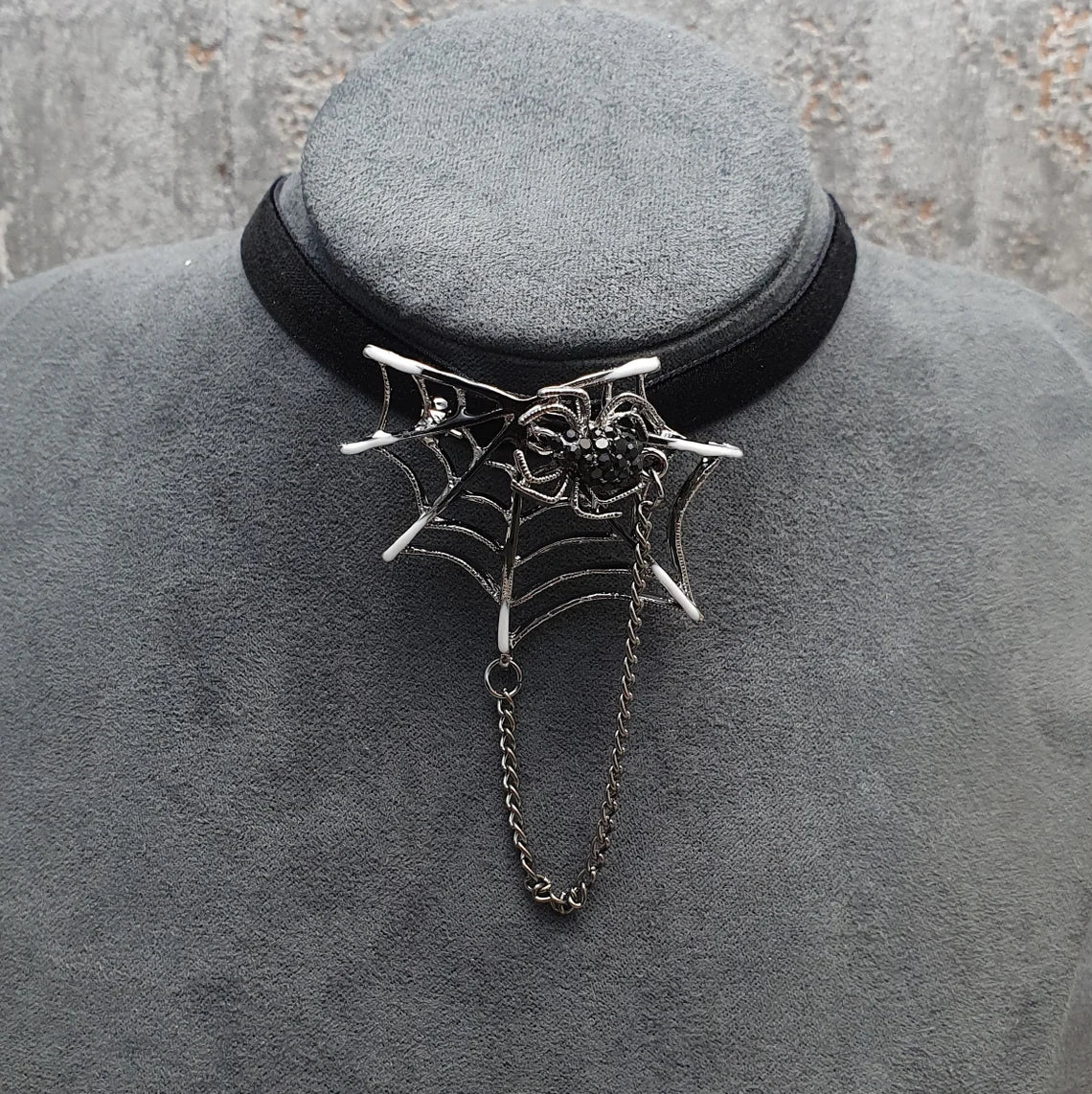 Halsband, Samt, Schwarz, mit Broschenanhänger, Spinne, Spinnennetz