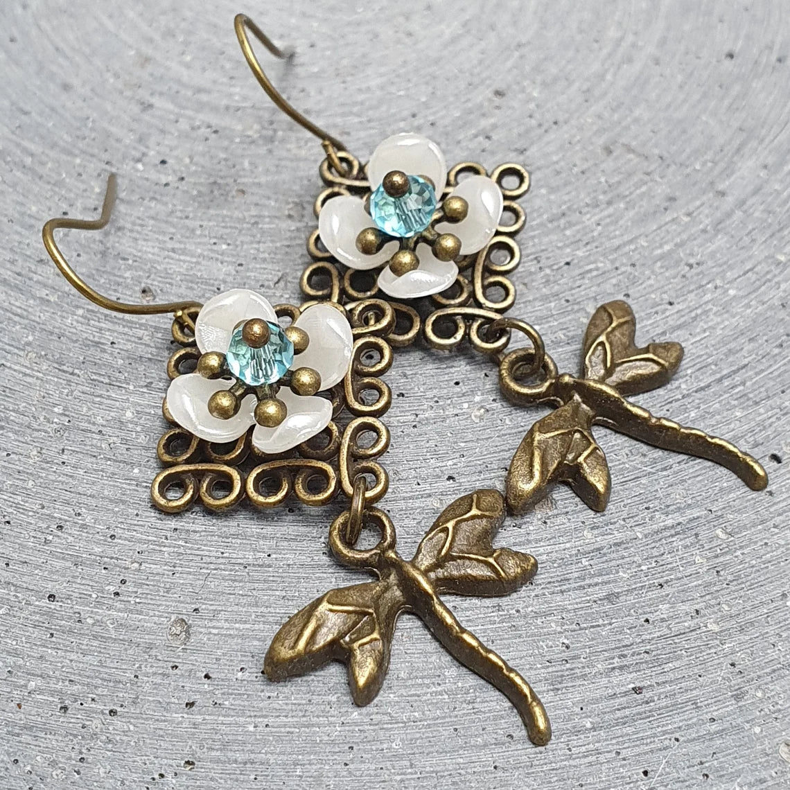 Ohrhänger Vintage Blume & Libelle, antik bronzefarbig