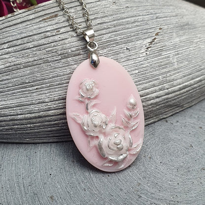 Kette mit Anhänger rosa, ovalem Anhänger