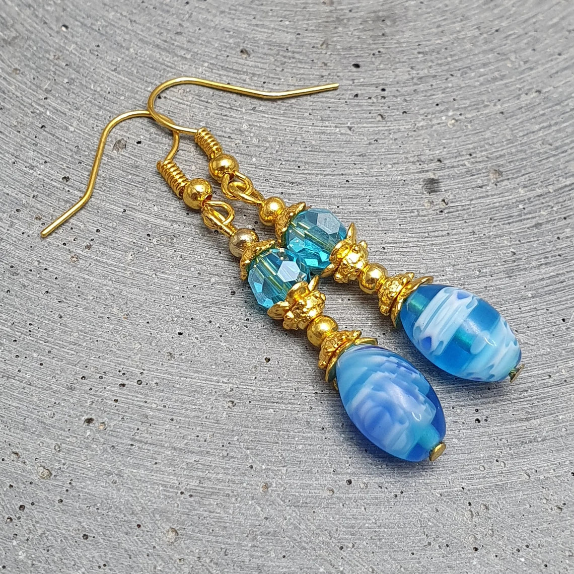 Ohrhänger mit blauen Mille Fiori Glasperlen, Vergoldet
