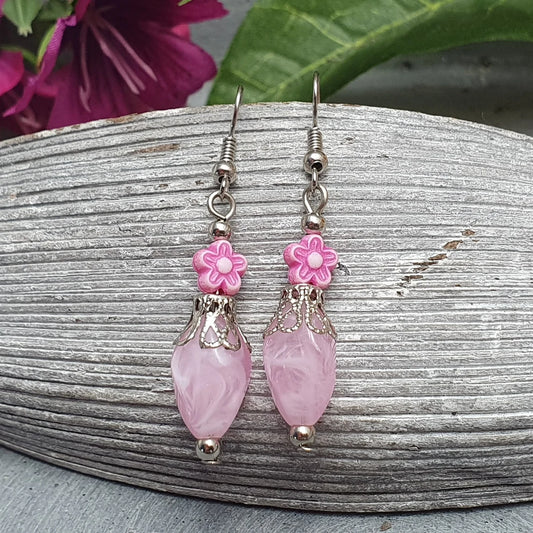 Ohrhänger mit rosa Resinperlen & Blümchen in Pink, silberfarbig