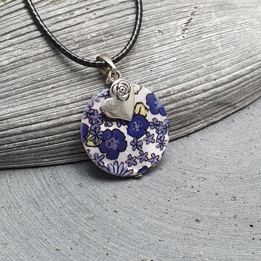 Anhänger Muschelperle mit blauen Blumen kleines Herz