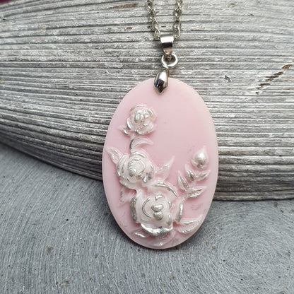 Kette mit Anhänger rosa, ovalem Anhänger mit Rosen