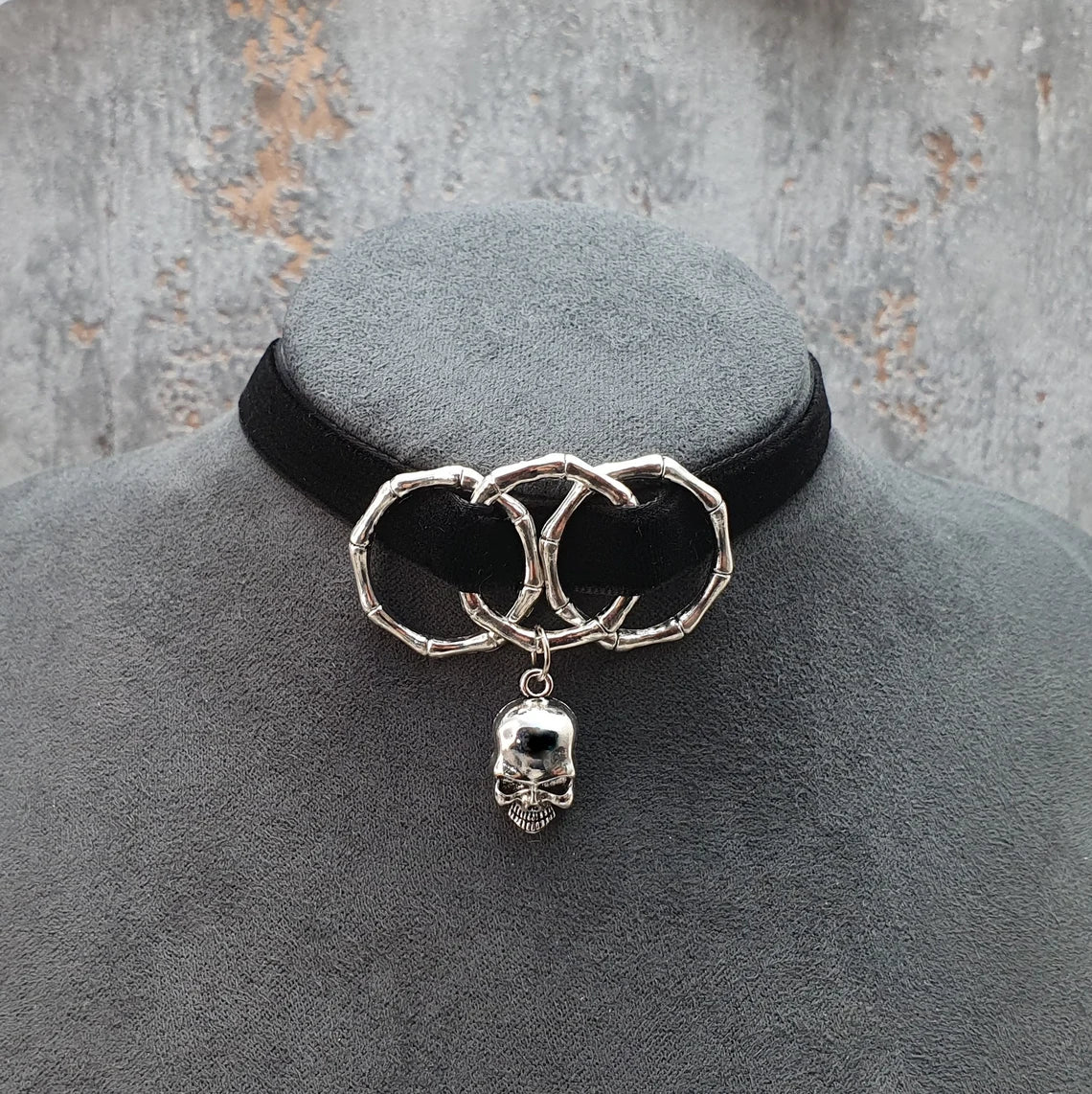 Gothic Choker aus schwarzem Samt mit Totenkopf Anhänger